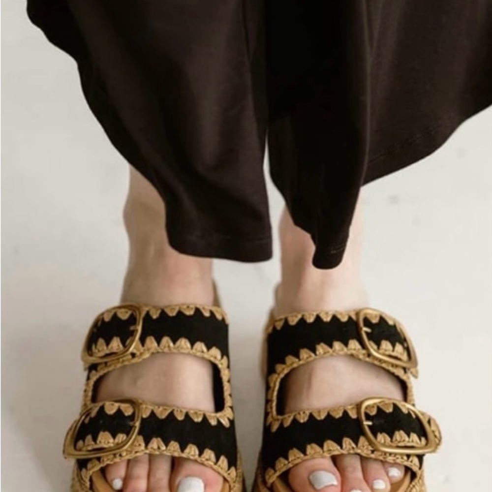 Dolce Vita 1.5” Platform Leather/Jute Slide Sandals. Black & tan.